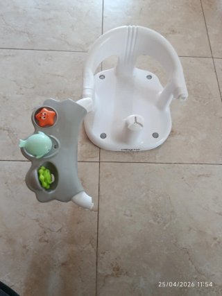 Asiento de baño para bebé con juguetes