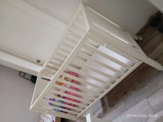 Cuna de madera blanca