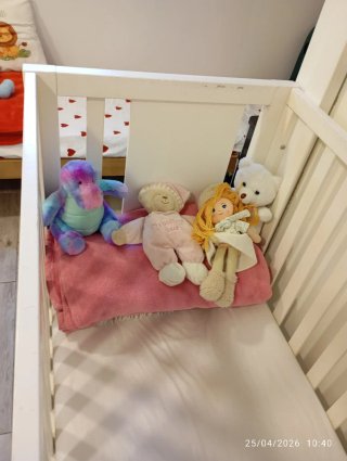 Cuna de madera blanca