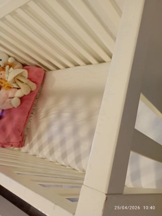 Cuna de madera blanca