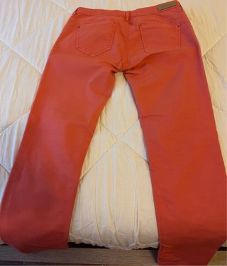 Pantalón push up Stradivarius coral