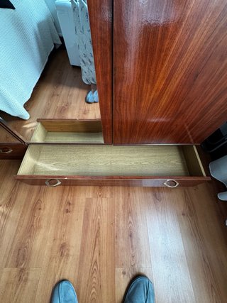 Armario de madera con perchero y estanterias