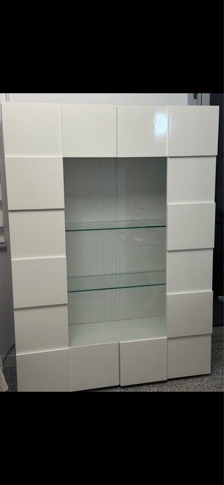 Mueble blanco con estantes de cristal