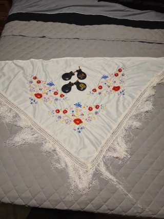 Mantilla bordada con castañuelas