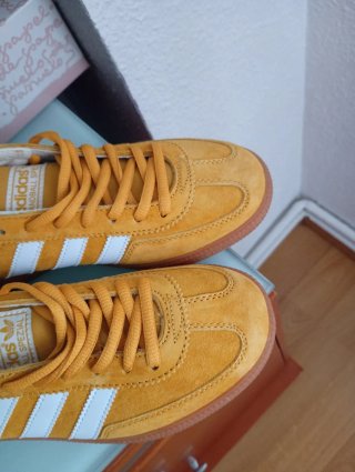 Zapatillas Adidas Amarillas y Blancas