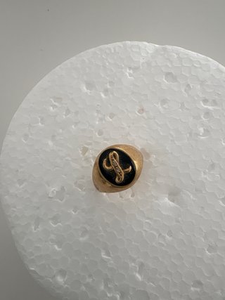 Sello de oro con inicial 'L'