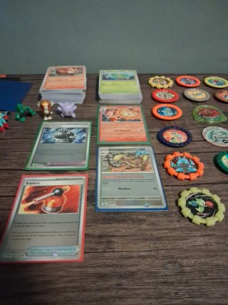 Lote Pokémon: cartas, fichas, figuras y fundas
