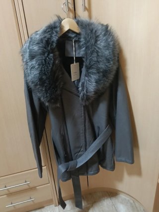 Chaquetón polipiel con cuello de pelo