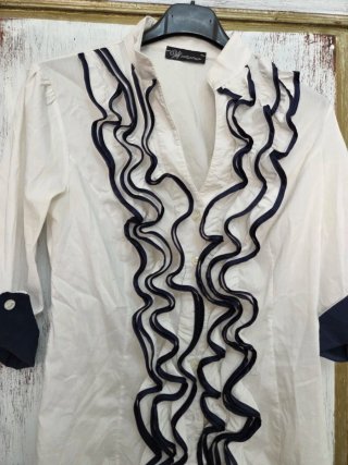 Camicia bianca con rouches blu navy