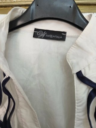 Camicia bianca con rouches blu navy