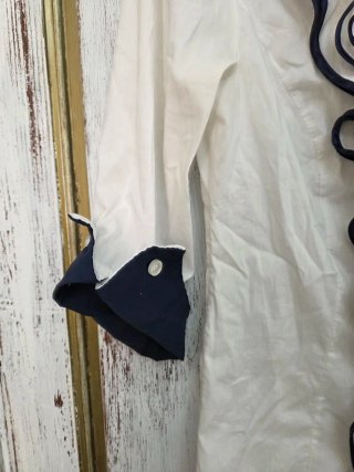 Camicia bianca con rouches blu navy