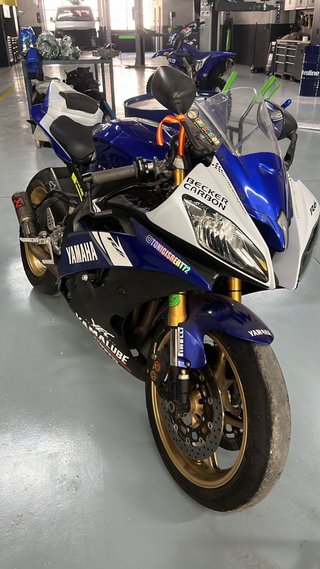 Yamaha R6 Azul y Blanca