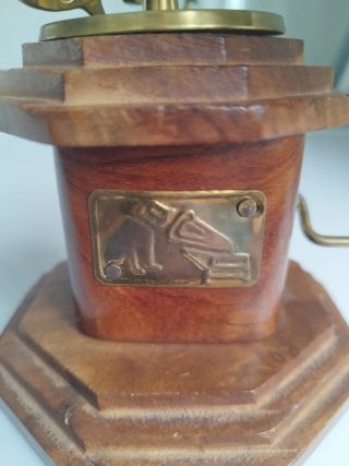 Pequeña Réplica de un gramófono en bronce