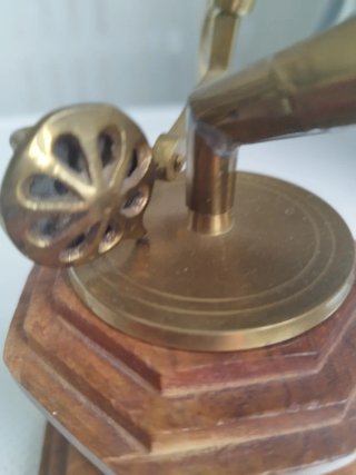 Pequeña Réplica de un gramófono en bronce