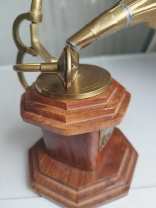 Pequeña Réplica de un gramófono en bronce