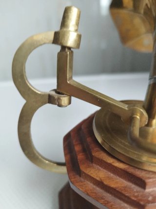 Pequeña Réplica de un gramófono en bronce