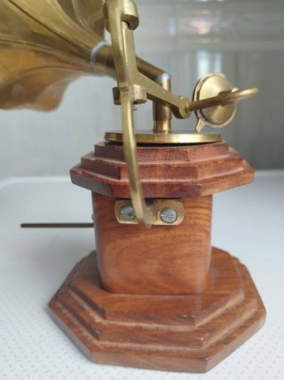 Pequeña Réplica de un gramófono en bronce