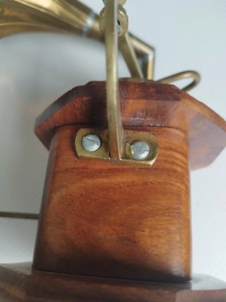 Pequeña Réplica de un gramófono en bronce