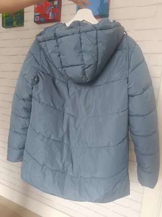 Plumífero azul acolchado con capucha