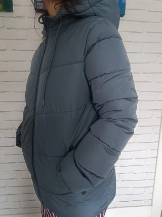 Plumífero azul acolchado con capucha