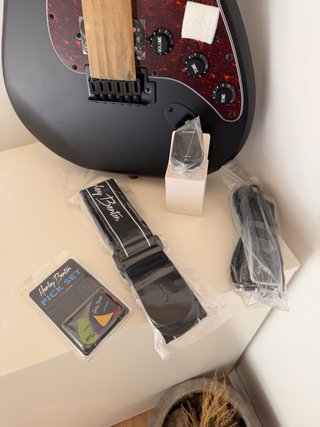 Harley Benton ST-20HSS SBK + funda y accesorios