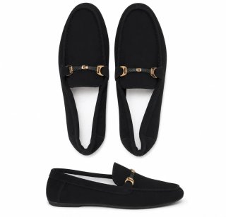 Zapatos mocasines negros con hebilla dorada