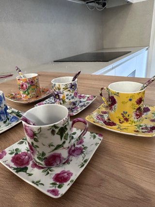 Tazas de café de porcelana con flores