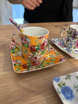 Tazas de café de porcelana con flores