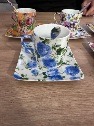 Tazas de café de porcelana con flores