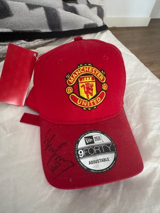 Gorra New Era Roja Firmada por Wayne Rooney.