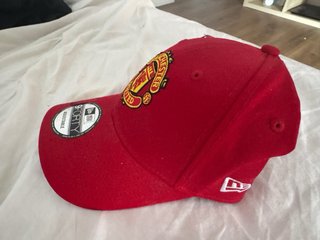 Gorra New Era Roja Firmada por Wayne Rooney.