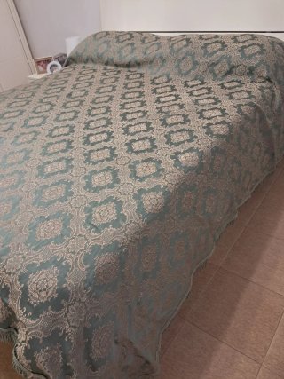 Copriletto vintage tessuto oro e verde