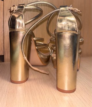 Tacones dorados plataforma