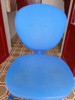 Silla azul de tela y plástico