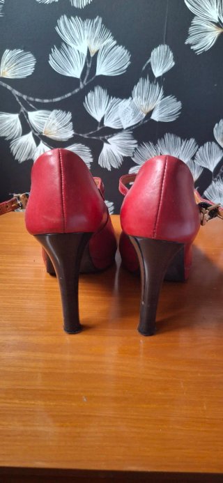Zapatos de tacón rojos con tira 39