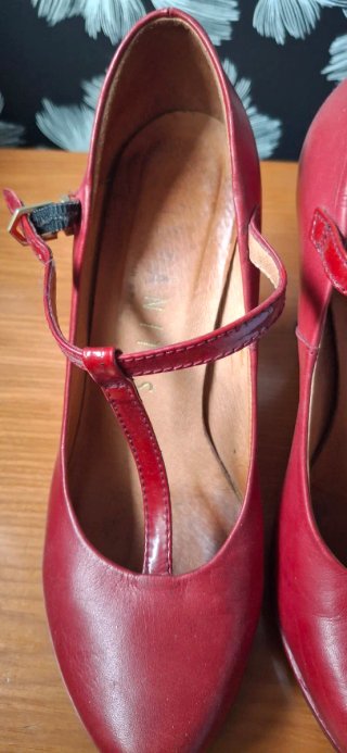 Zapatos de tacón rojos con tira 39