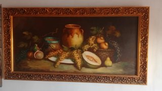 Bodegón clásico con frutas y jarrón
