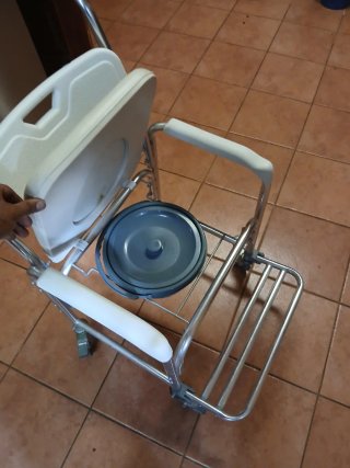 Silla de ducha y baño con ruedas