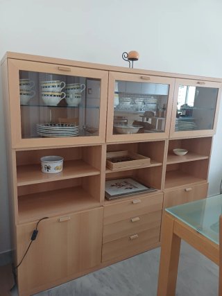 Mesa de comedor con 6 sillas y aparador