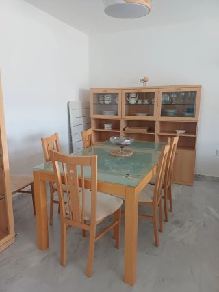 Mesa de comedor con 6 sillas y aparador