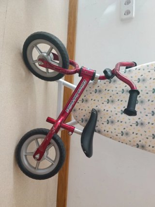 Bicicleta de equilibrio roja