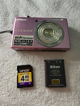Cámara Nikon Coolpix S570 Lila Y2K