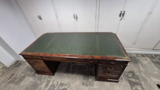 Escritorio clásico de madera y piel