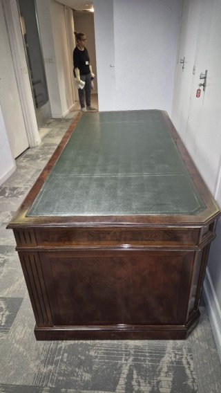 Escritorio clásico de madera y piel