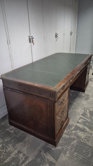 Escritorio clásico de madera y piel