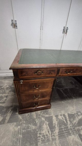 Escritorio clásico de madera y piel