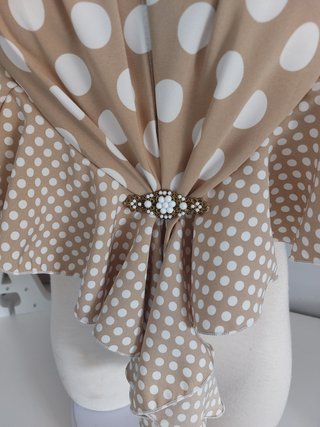 Mantoncillo Flamenco Lunares Beige y Blanco