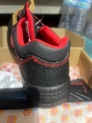 Zapatos de seguridad negros y rojos