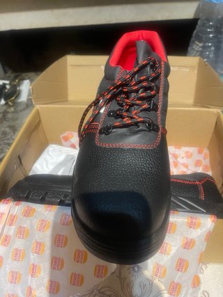 Zapatos de seguridad negros y rojos