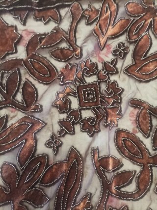 Pañuelo toquilla marrón con flecos y bordado